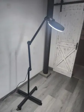 Lámpara de pie con lupa