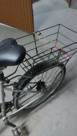 Bicicleta plateada con cesta