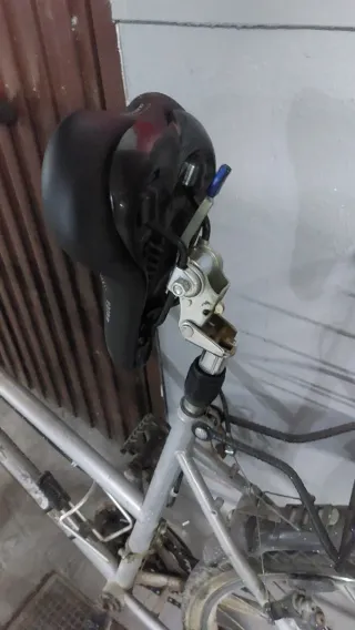 Bicicleta plateada con cesta