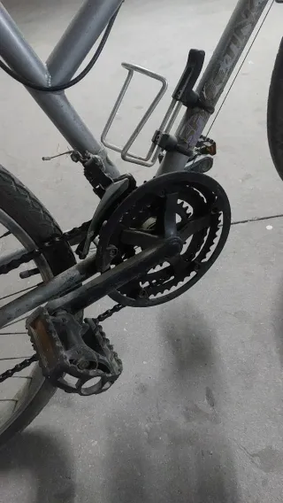 Bicicleta plateada con cesta