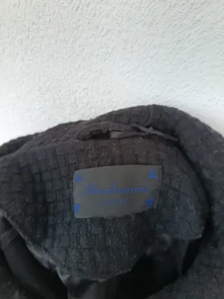 Chaqueta negra con cuello alto