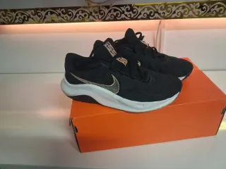 Zapatillas Nike Negras y Doradas