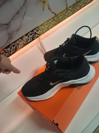 Zapatillas Nike Negras y Doradas