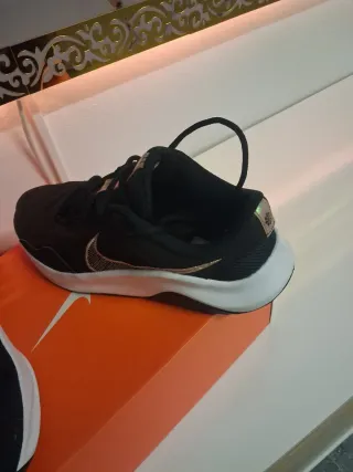 Zapatillas Nike Negras y Doradas