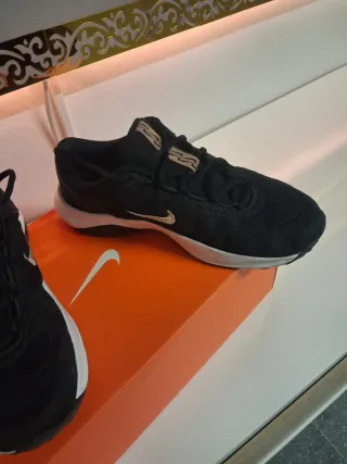 Zapatillas Nike Negras y Doradas