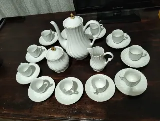 Conjunto de tazas de porcelana blanco y oro