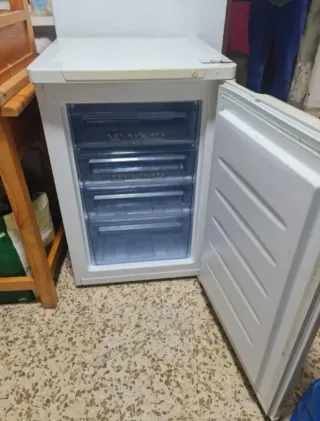 Congelatore orizzontale bianco e congelatore verticale