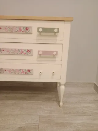 Cómoda y mesita de noche infantil