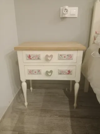 Cómoda y mesita de noche infantil