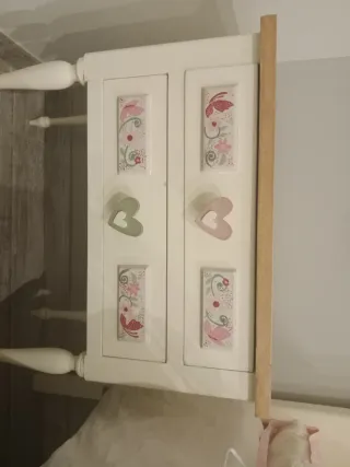 Cómoda y mesita de noche infantil