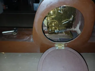 Reloj de tocador, mesa, estantería...