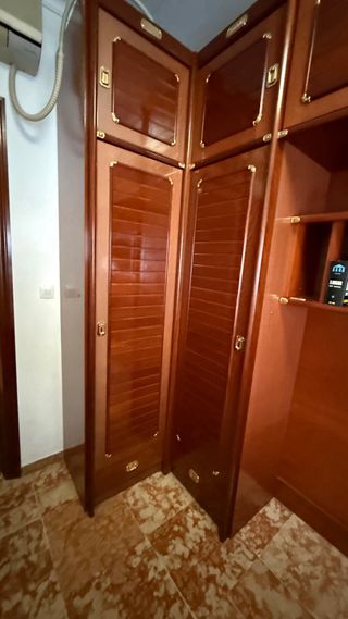 Conjunto dormitorio madera y detalles dorados