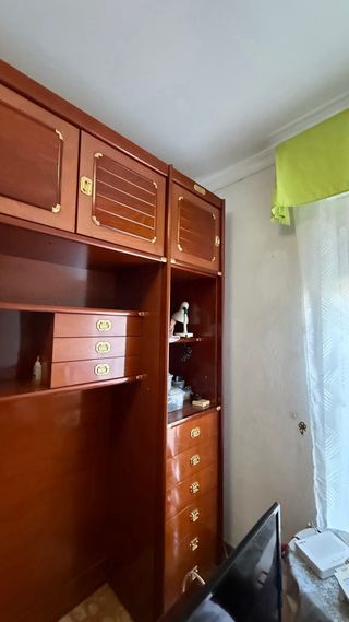 Conjunto dormitorio madera y detalles dorados
