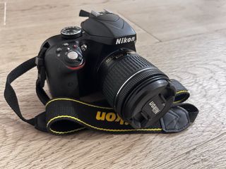 Cámara Nikon D330 con objetivo