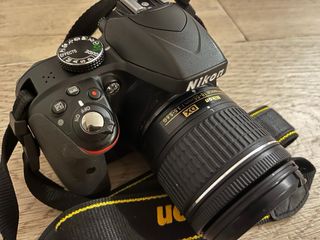 Cámara Nikon D330 con objetivo