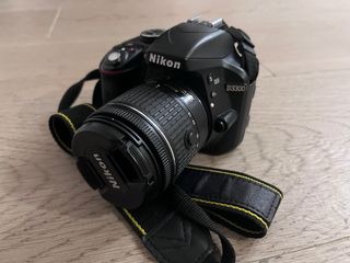 Cámara Nikon D330 con objetivo
