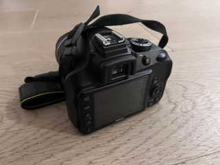 Cámara Nikon D330 con objetivo