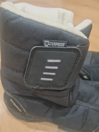 Botas de nieve negras y blancas