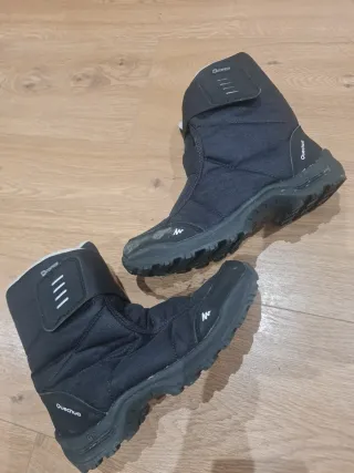 Botas de nieve negras y blancas