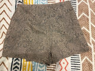 Falda corta con pantalón corto estampado