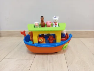 Barco de juguete con animales y piano