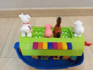 Barco de juguete con animales y piano