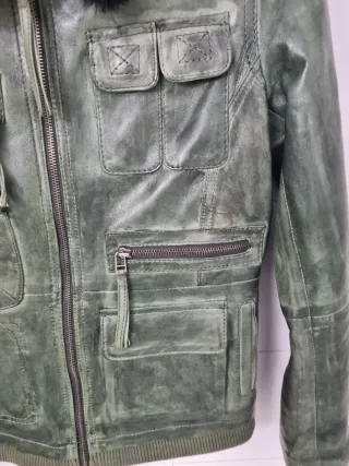 Chaqueta de cuero verde con cuello