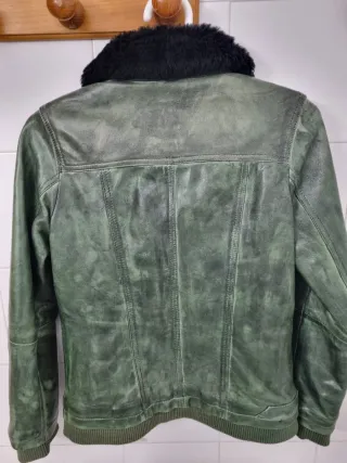 Chaqueta de cuero verde con cuello