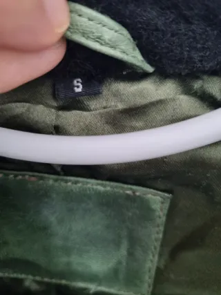 Chaqueta de cuero verde con cuello