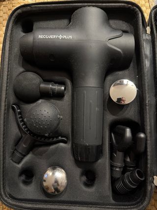 Recovery Plus – pistola de masaje muscular.