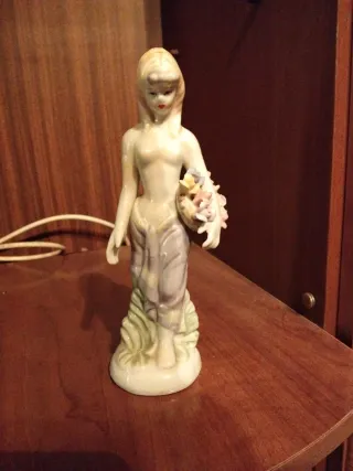 Figura porcelana antigua mujer con flores