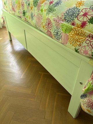 Cama de madera con colchón