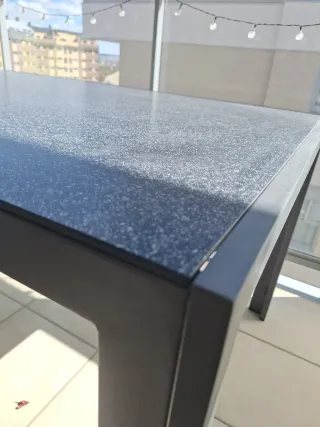Mesa de terraza de aluminio en negro.