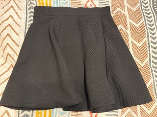 Falda negra texturizada