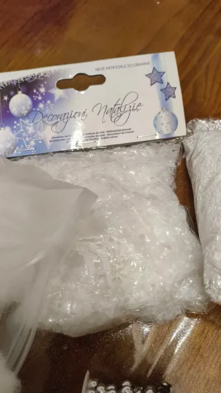 Neve finta e accessori decorativi