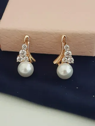 Pendientes chapados en oro con perla blanca