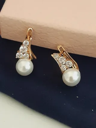 Pendientes chapados en oro con perla blanca