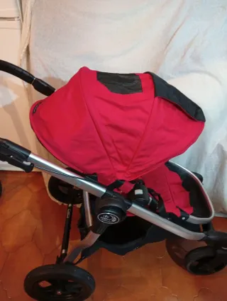 Carro de bebé rojo