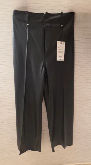 Pantalón Zara efecto piel negro T.36
