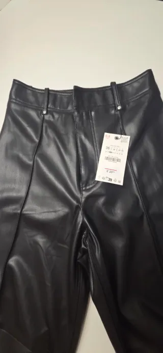 Pantalón Zara efecto piel negro T.36