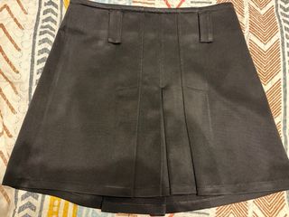 Falda negra con pinzas