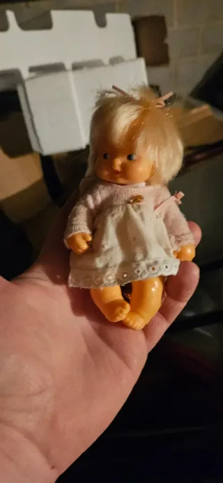 Muñeca pequeña rubia con vestido rosa