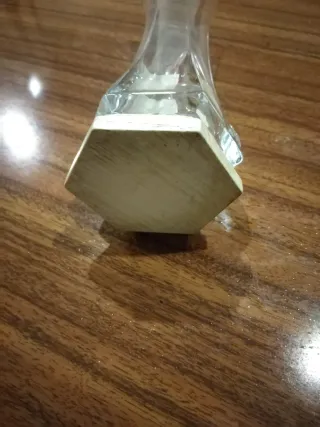 Jarra de cristal com base de pedra