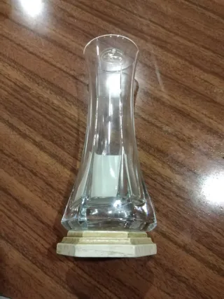 Jarra de cristal com base de pedra