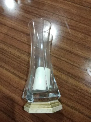 Jarra de cristal com base de pedra