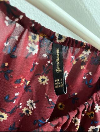 Blusa Stradivarius flores granate talla L