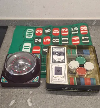 Ruleta y fichas de póker