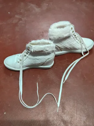 Botín Guess Blanco con Detalles Dorados