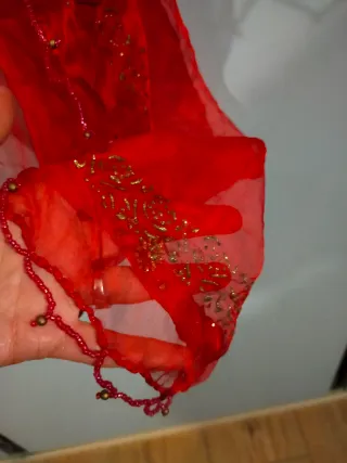 Fular de fantasía con detalles dorados