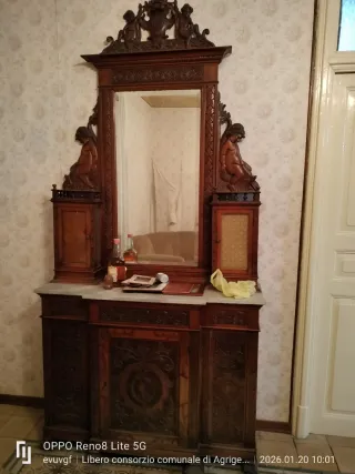 Antica credenza in legno e marmo